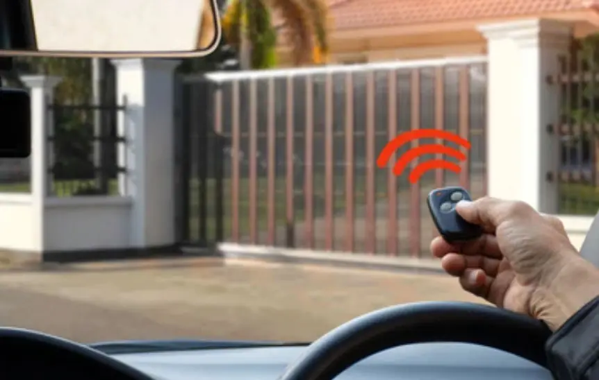 Poartă automată deschisă cu telecomanda din mașină