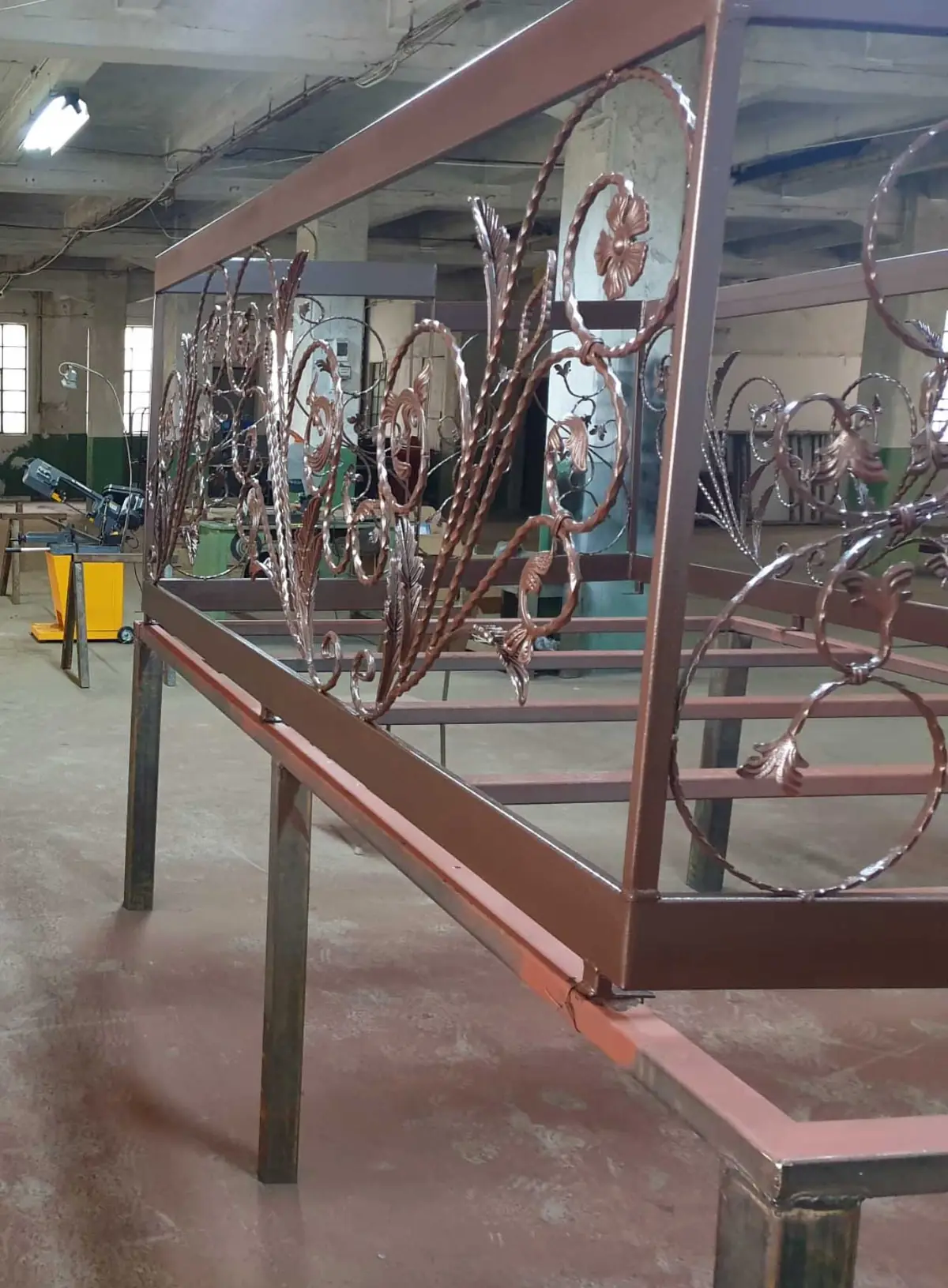 Balustradă metalică pentru balcon exterior, în lucru în atelier