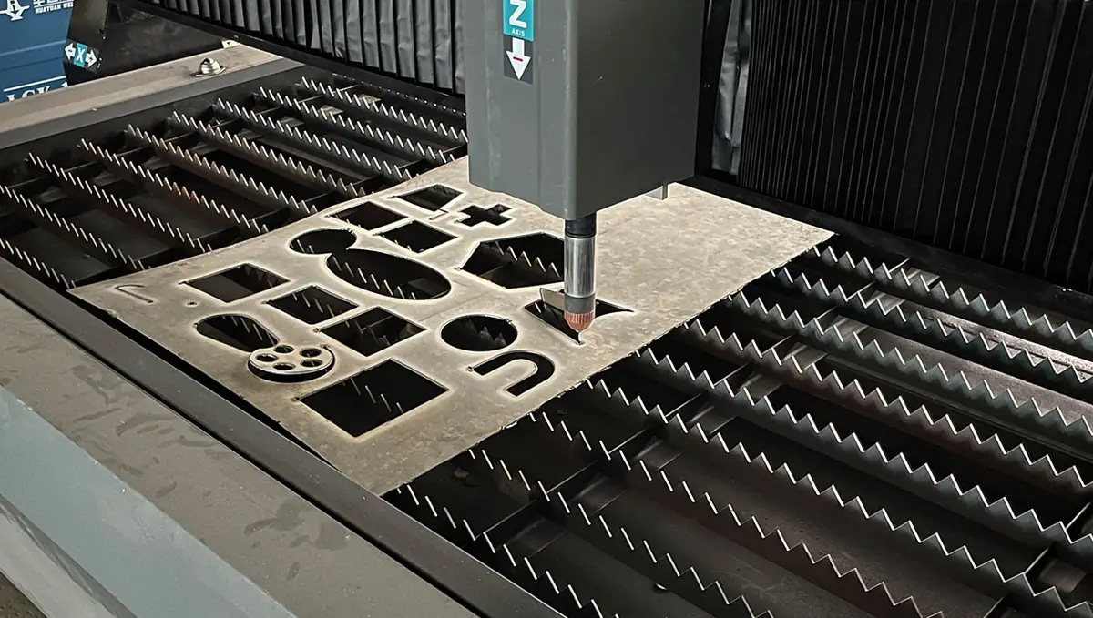 Tablă debitată cu plasma CNC, cu decupaje precise